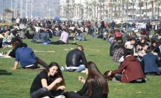 Genç kadınlar genç erkeklerden 5,4 yıl fazla yaşayacak